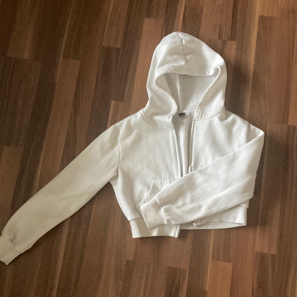 Cropped zip-up hoodie 🤍